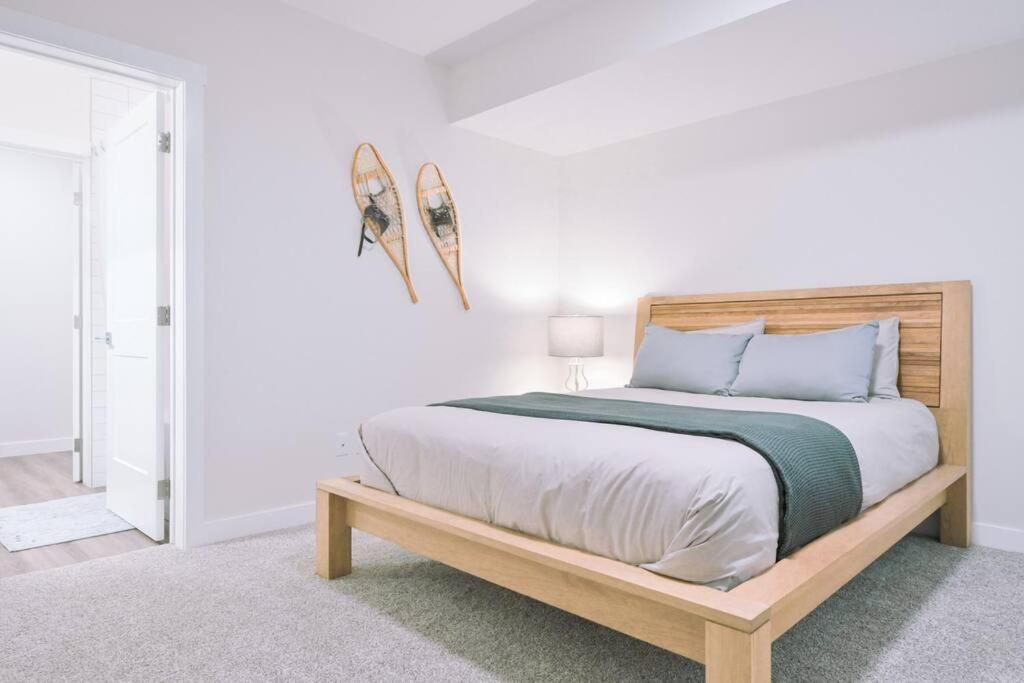 Oasis Getaway, Mins To Lake, King Bed, Dbl Garage Invermere Exterior foto