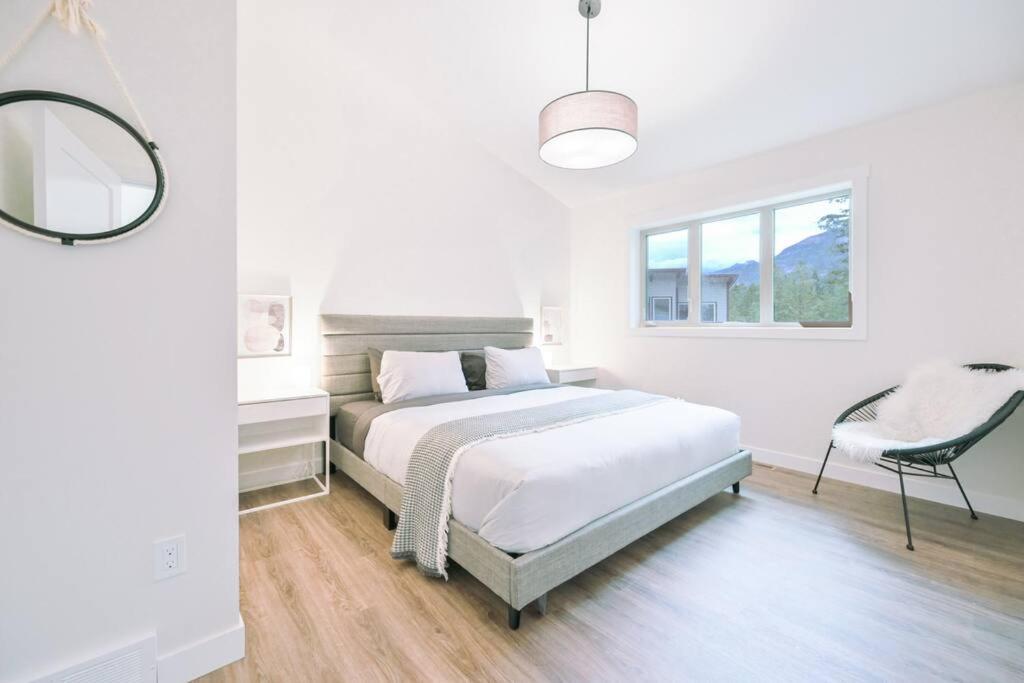 Oasis Getaway, Mins To Lake, King Bed, Dbl Garage Invermere Exterior foto